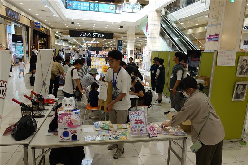 イオンモール会場全体の様子。来場者で賑わう通路と展示ブース