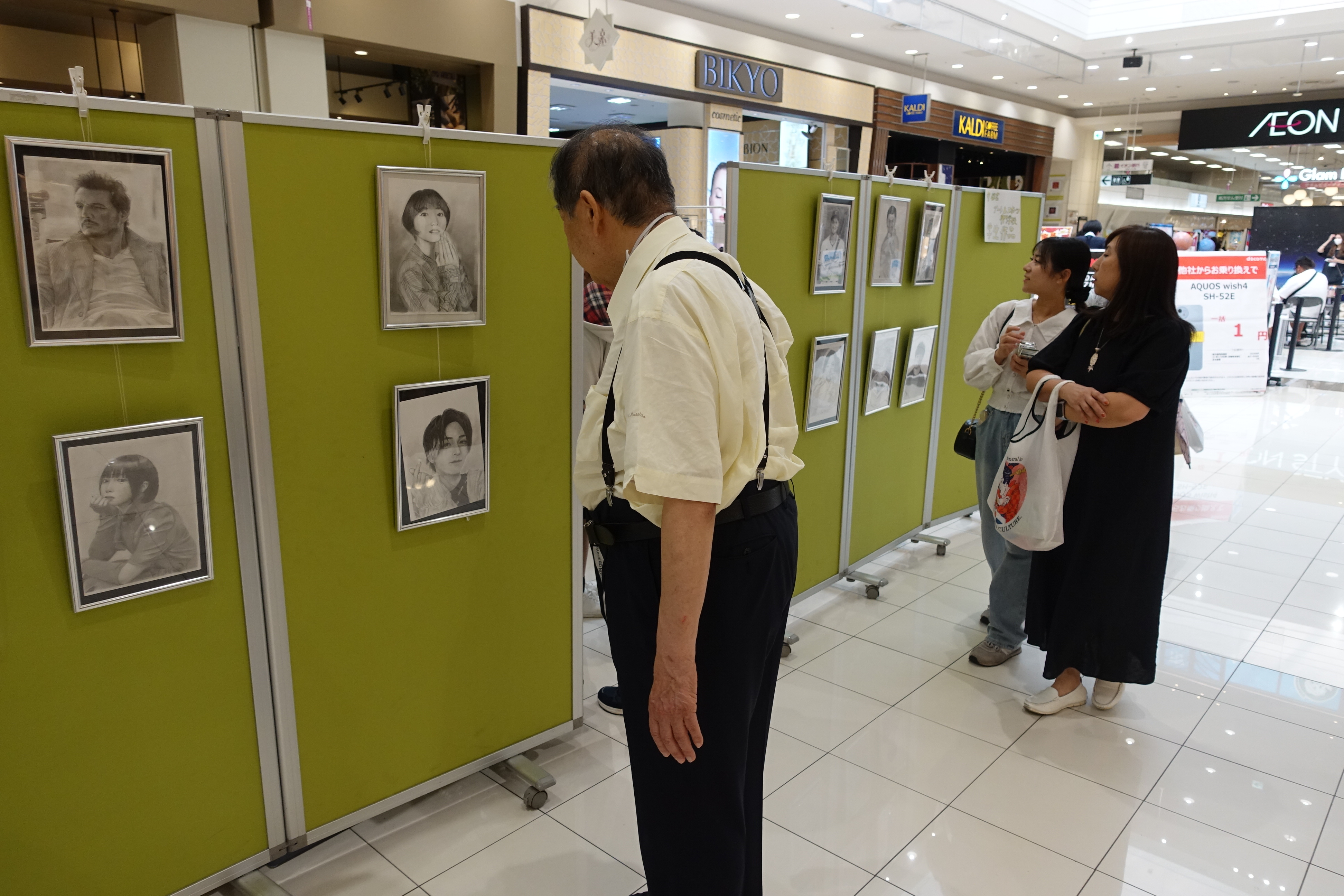 学生が制作した似顔絵作品展示コーナー