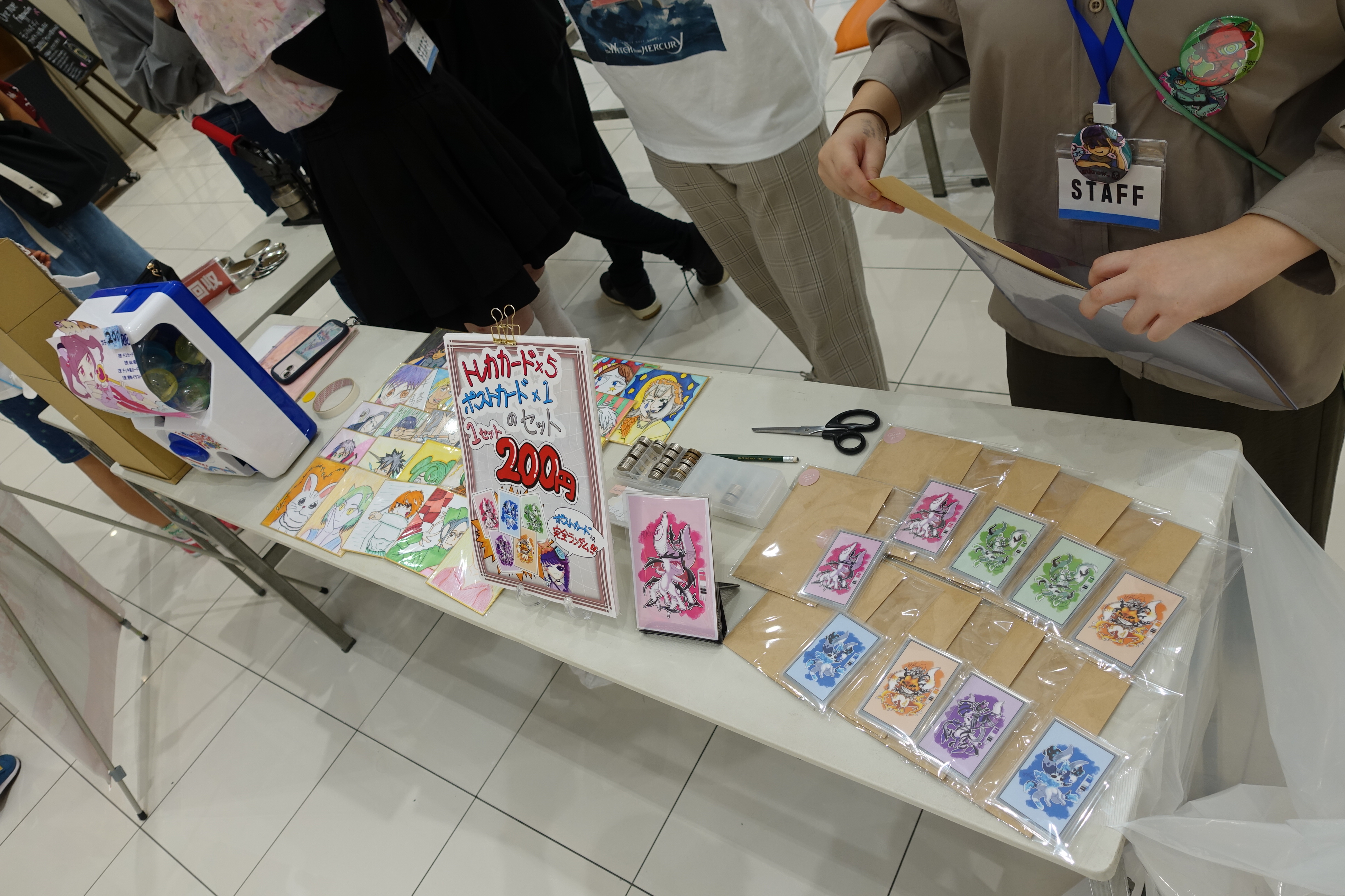 学生によるイラストカードやグッズの販売ブース
