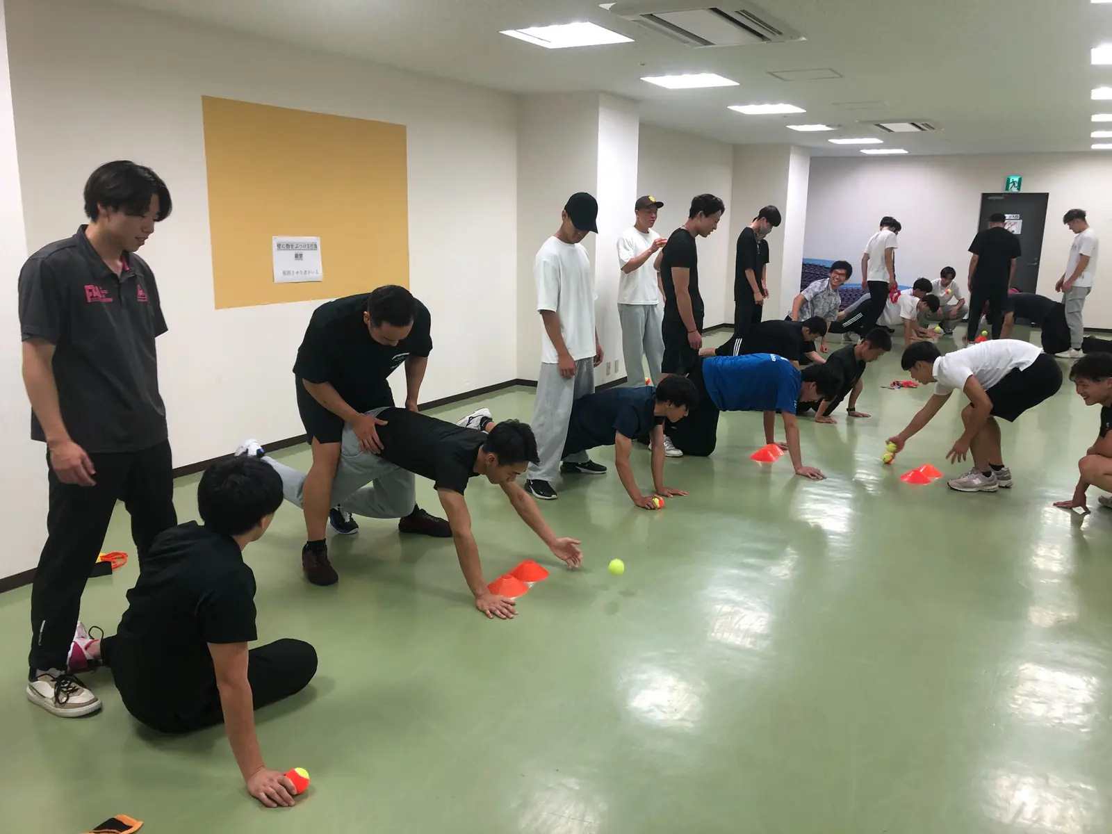 ワークアウトと動作チェックを体験している実習風景
