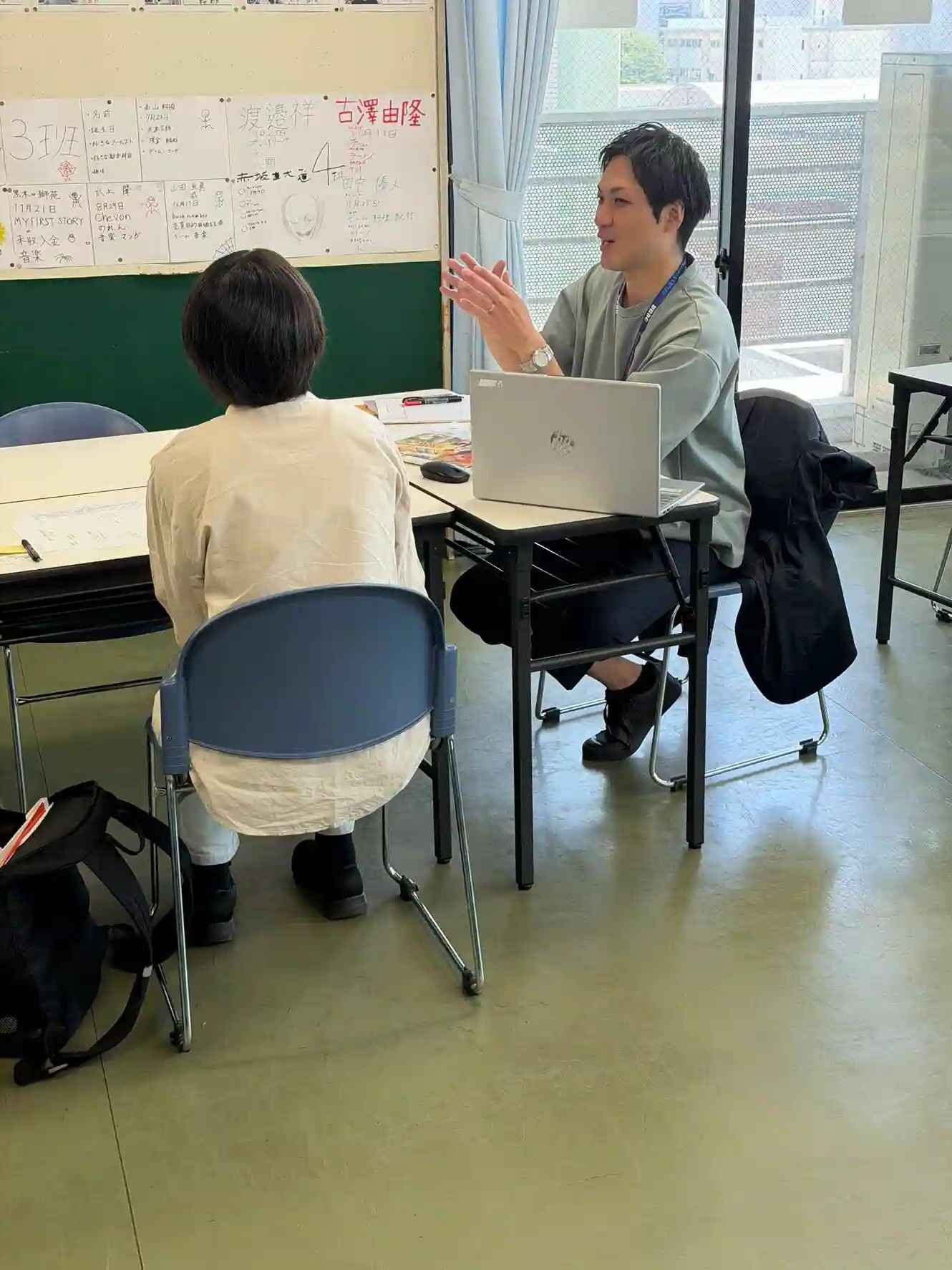 税理士・経理分野で先生から説明を受ける様子