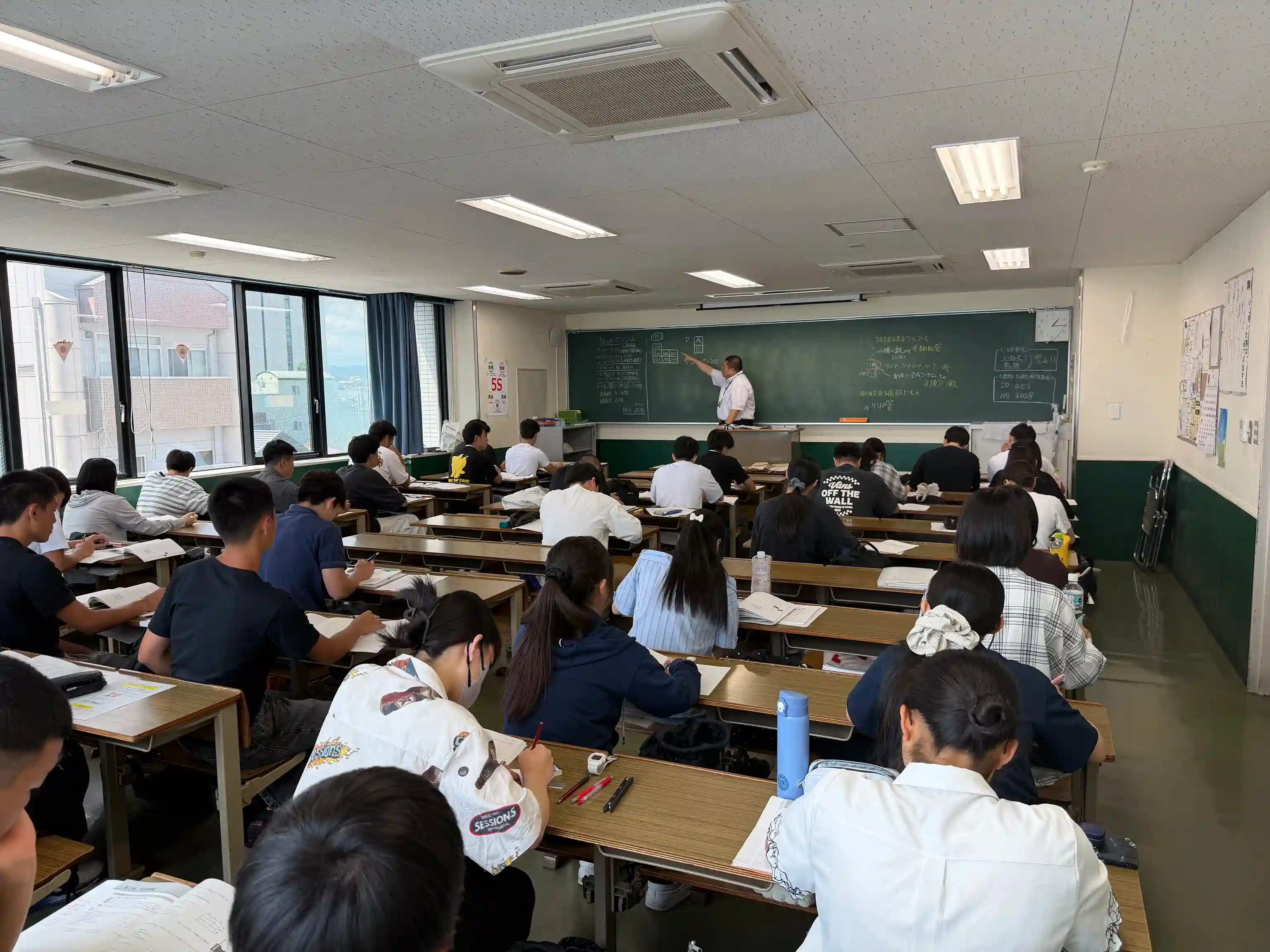 42名の高校生が参加したビジ電の公務員夏期講習会