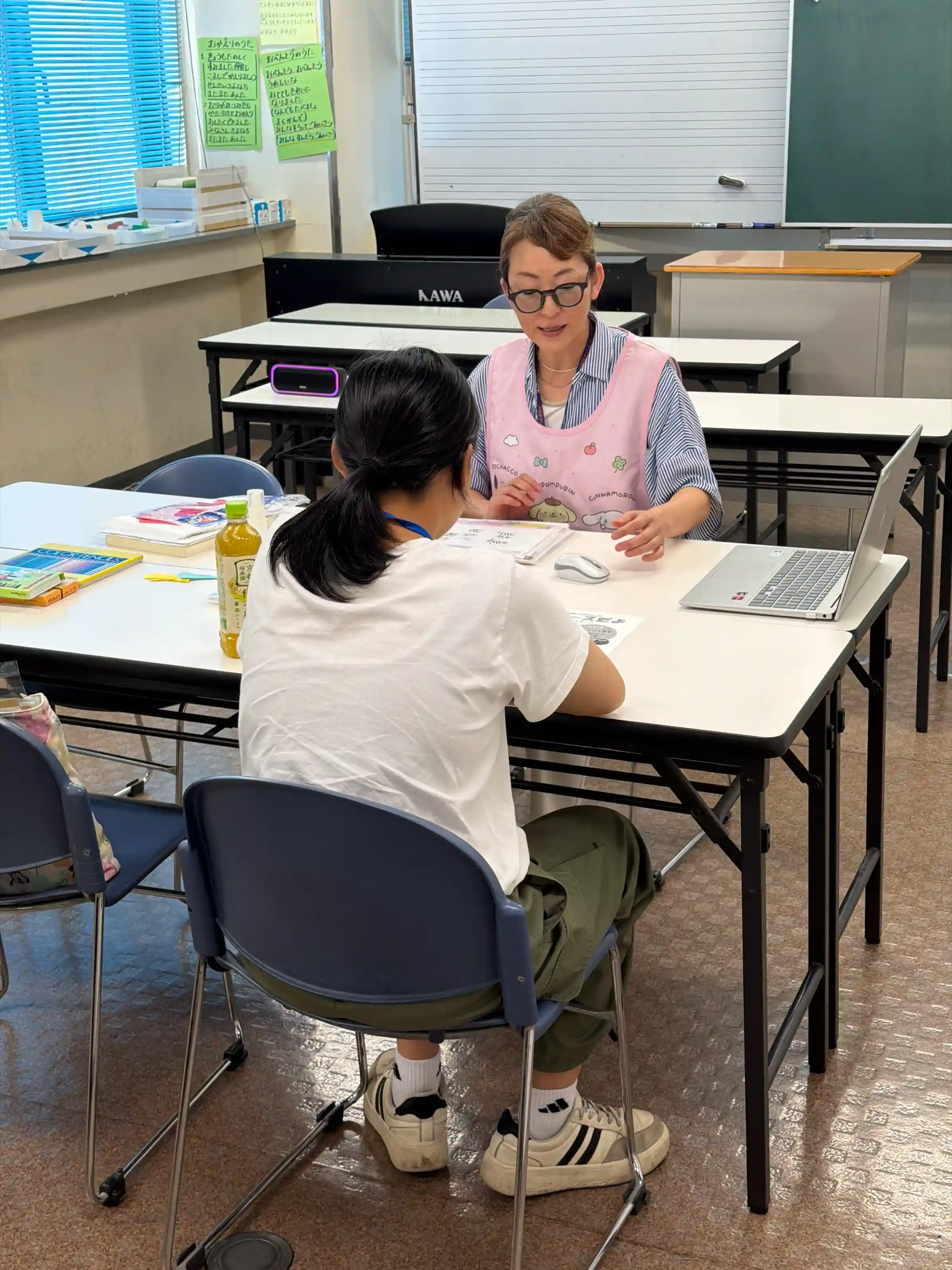 幼児保育分野のオープンキャンパスで先生から説明を受ける高校生