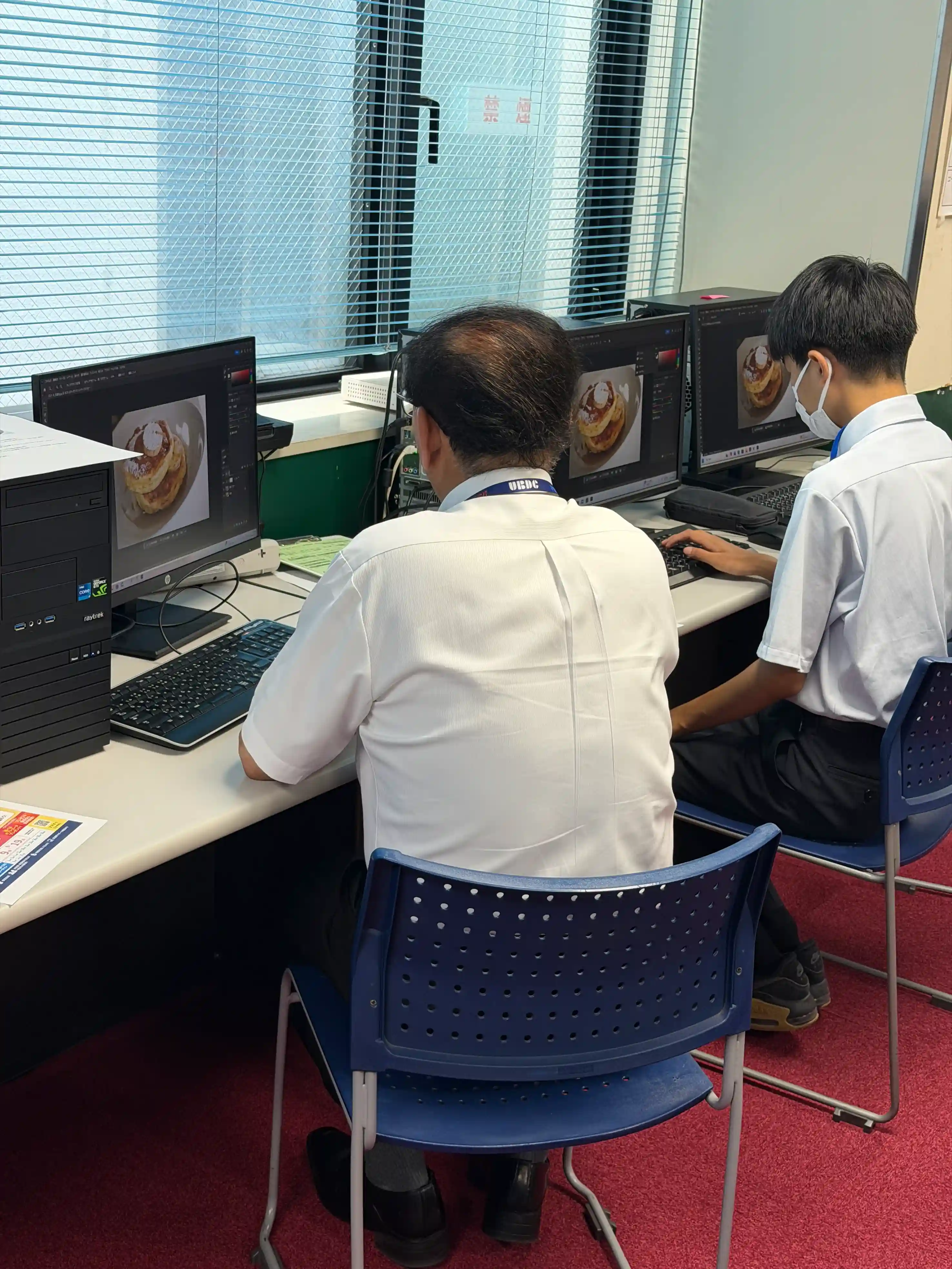 Web分野でパソコンを使った制作を体験する高校生