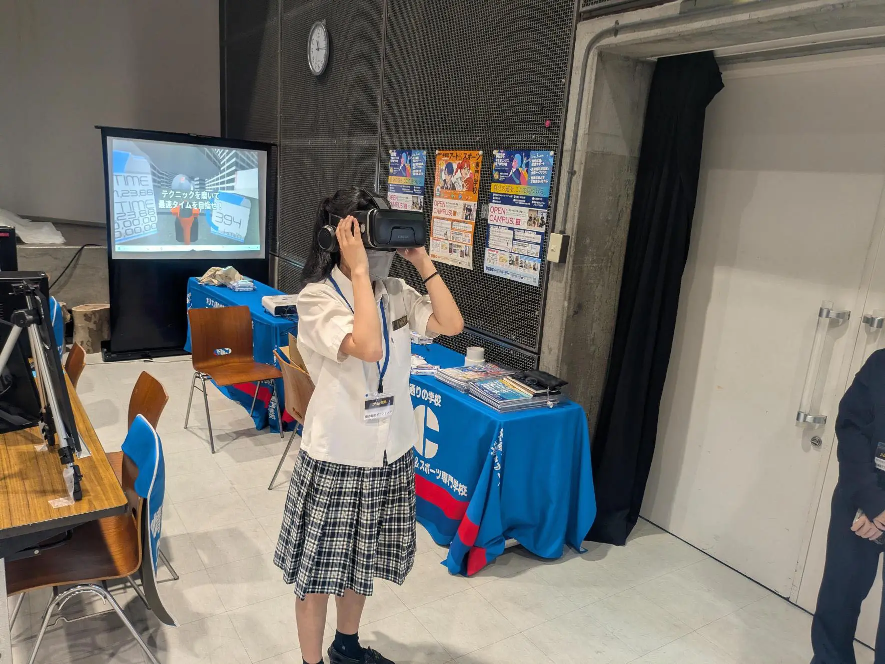 学生発！ゲームラボでゲームを楽しむ来場者