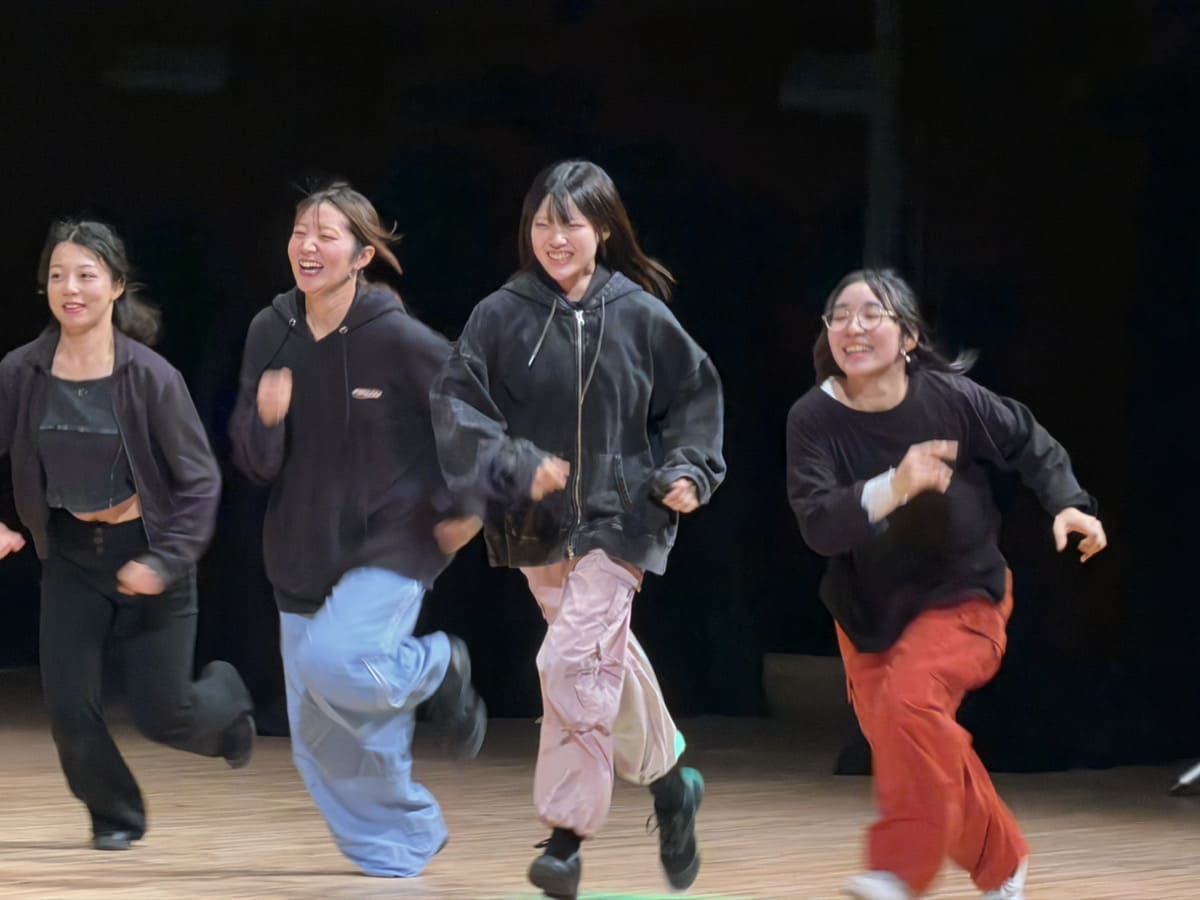 ステージに向かって走り出す学生たち