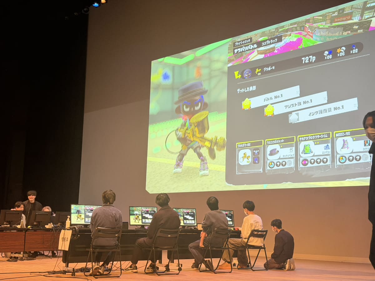 ユニオン祭の会場で盛り上がる学生たちの様子