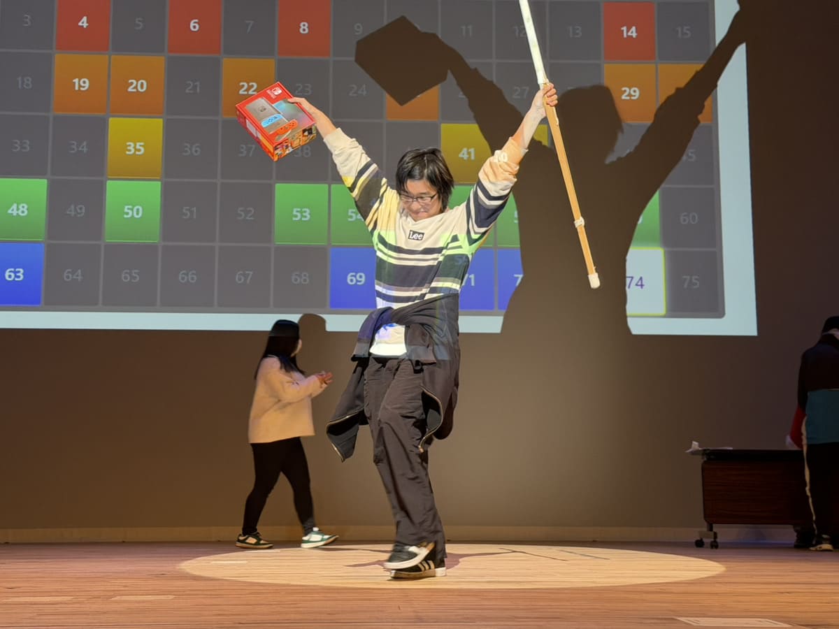 ビンゴや抽選で景品を手にする学生の様子