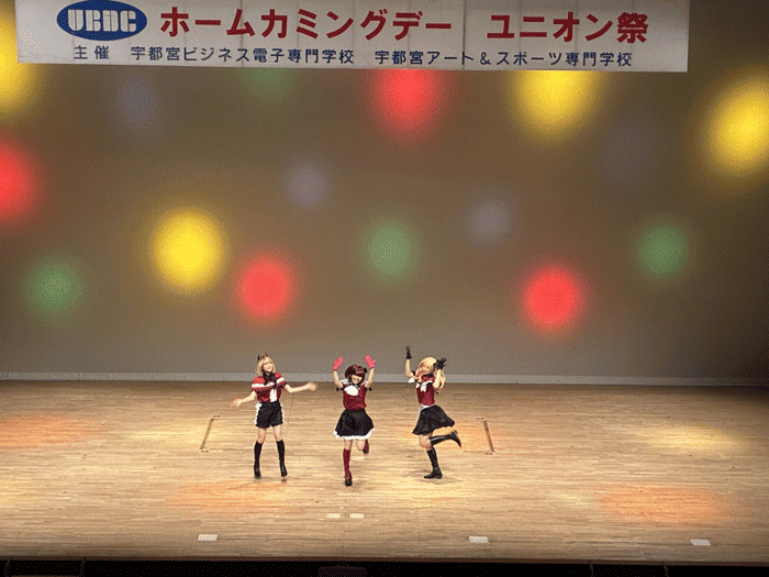 コスプレ衣装でダンスを披露する学生たち