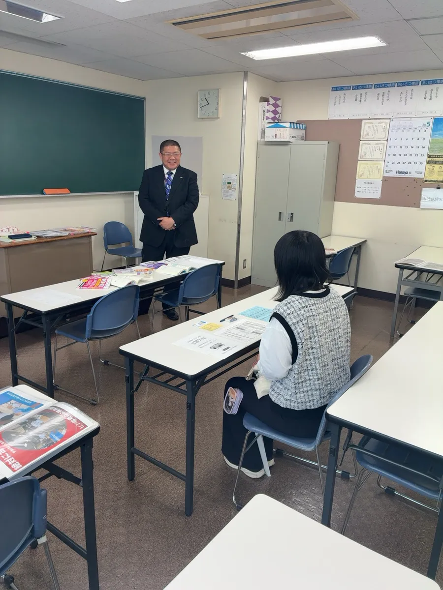進路選びのために学校の雰囲気を確認するオープンキャンパス参加者