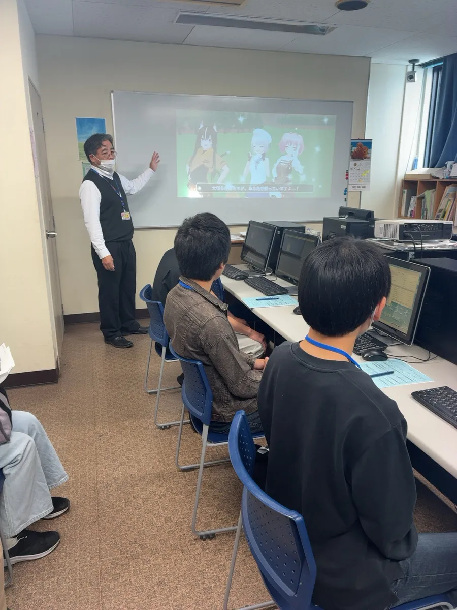 オープンキャンパスで先生から説明を受ける参加者の様子