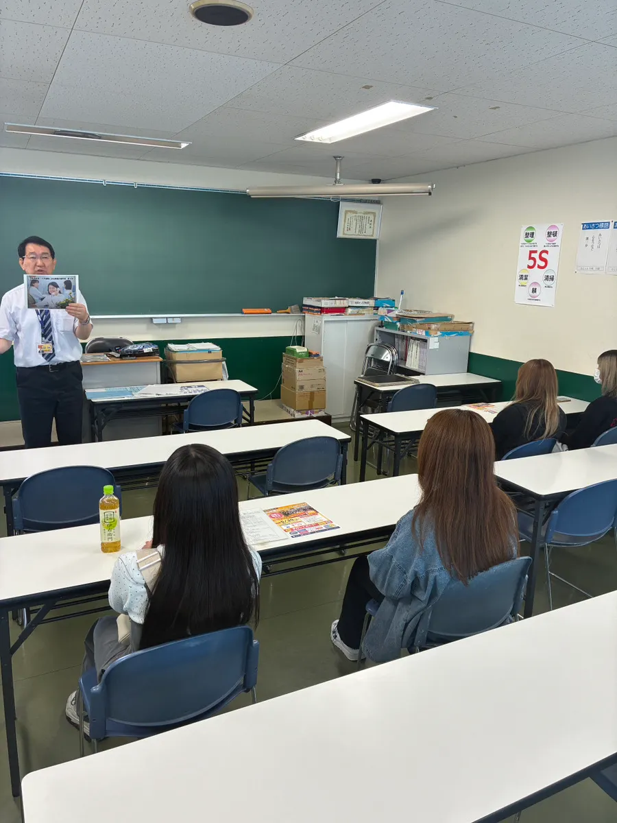 宇都宮ビジネス電子専門学校のオープンキャンパスで進路のイメージを深める様子