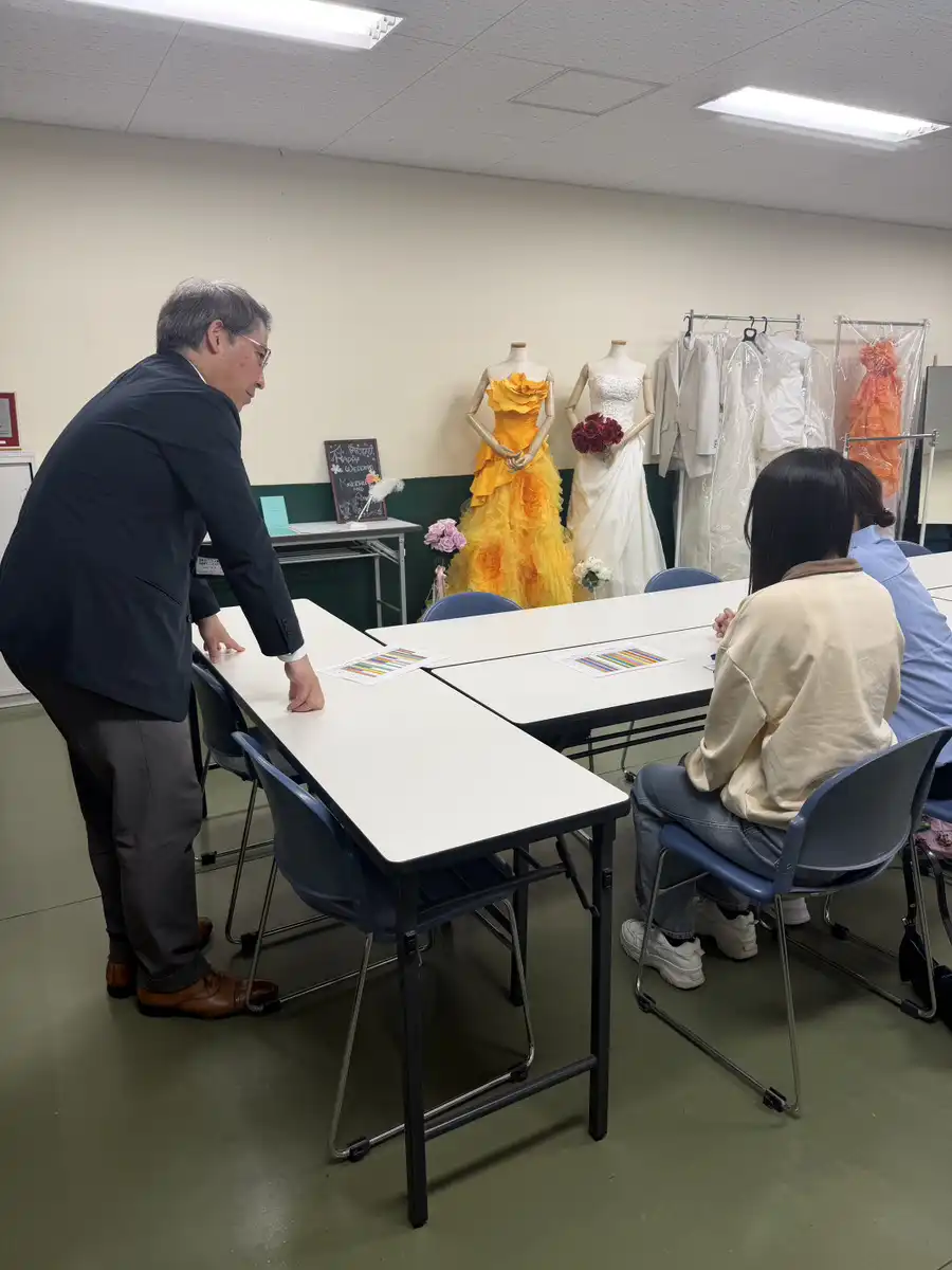 高校生がオープンキャンパスに参加している様子
