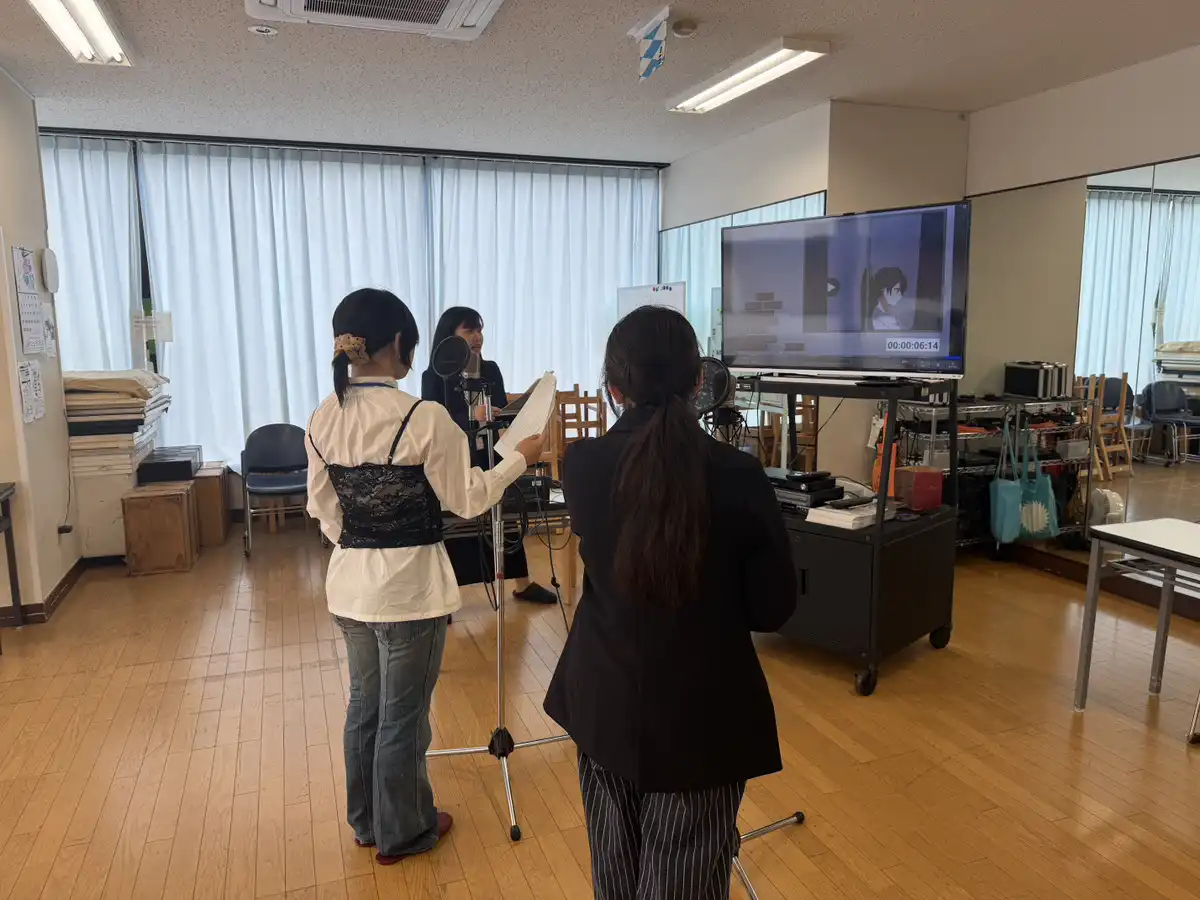 オープンキャンパスで学校の雰囲気を確認する様子