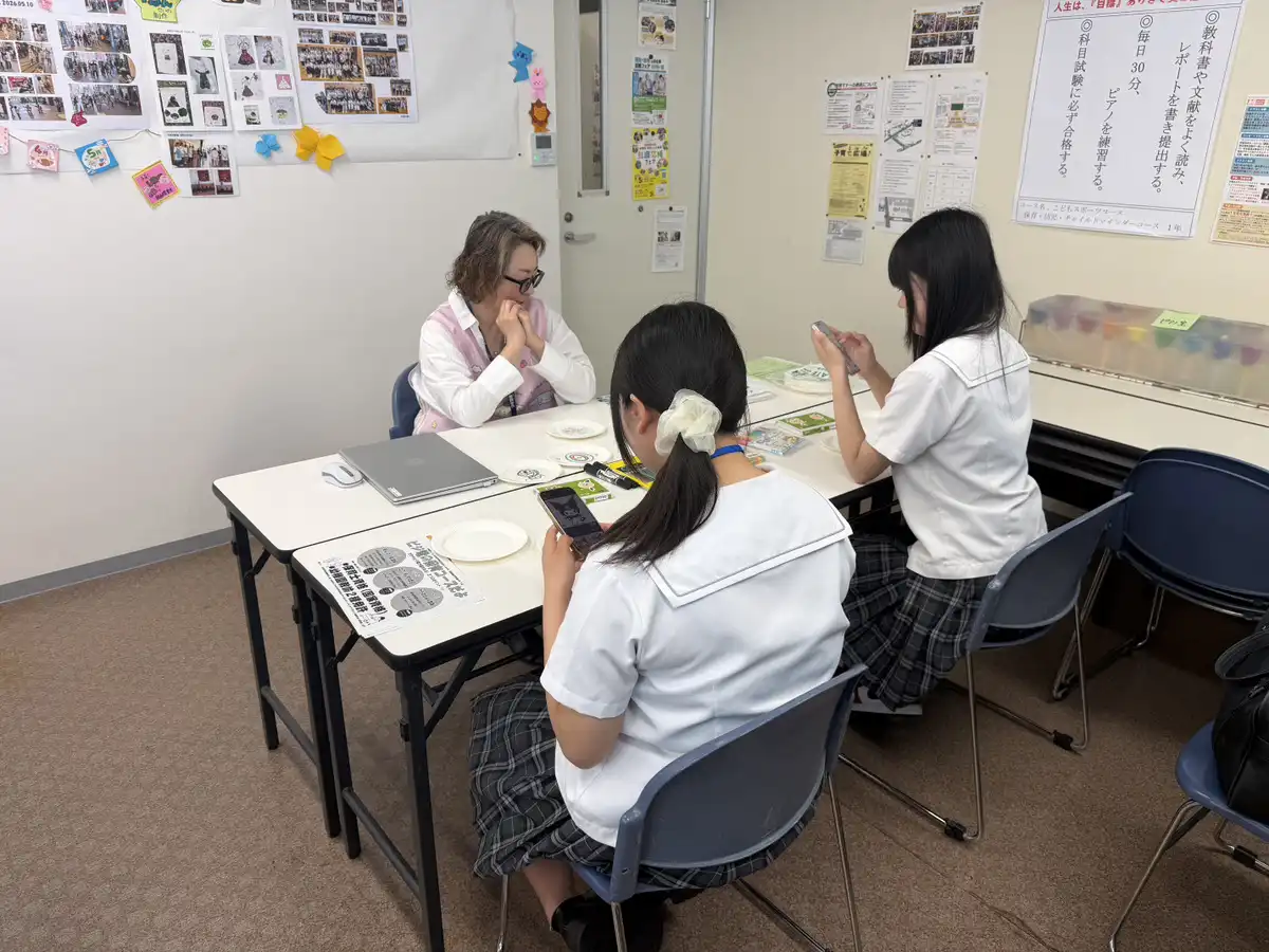 宇都宮ビジネス電子専門学校のオープンキャンパスで説明を聞く様子