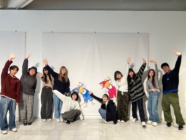 原画の細部に注目する学生