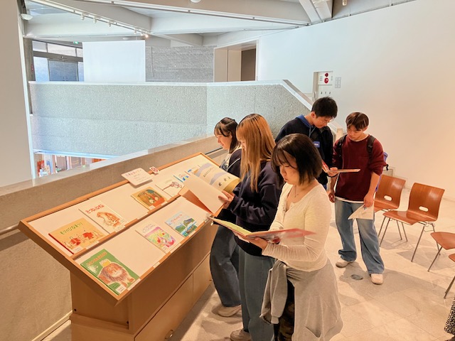 展示を鑑賞する学生の様子