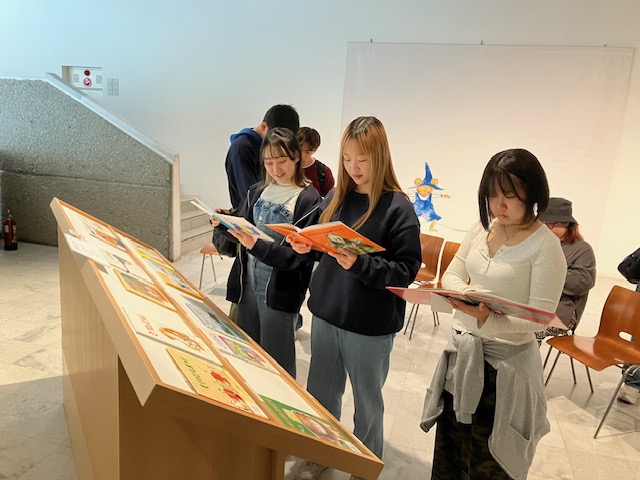 展示キャプションを読む学生
