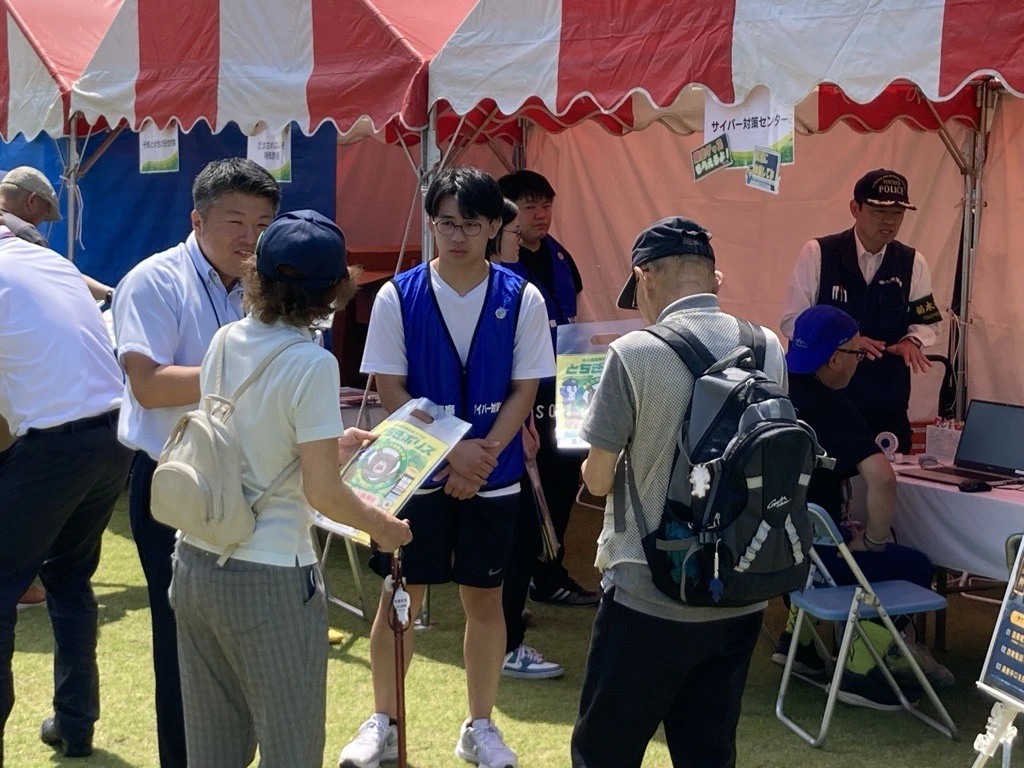 県民の日イベントで啓発活動を行う学生