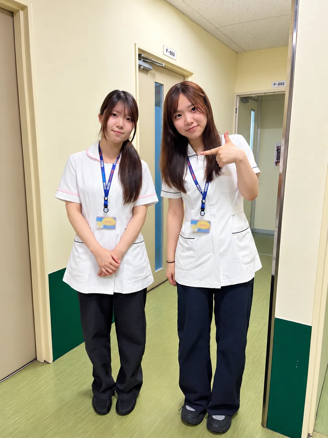 医療事務分野の学生2人が並んで立つ様子