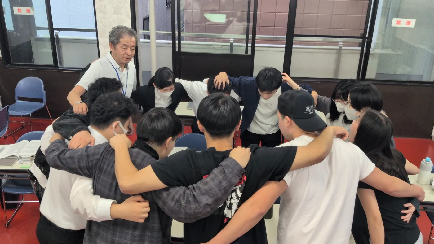 仲間と励まし合いながら公務員試験を目指す学生たち