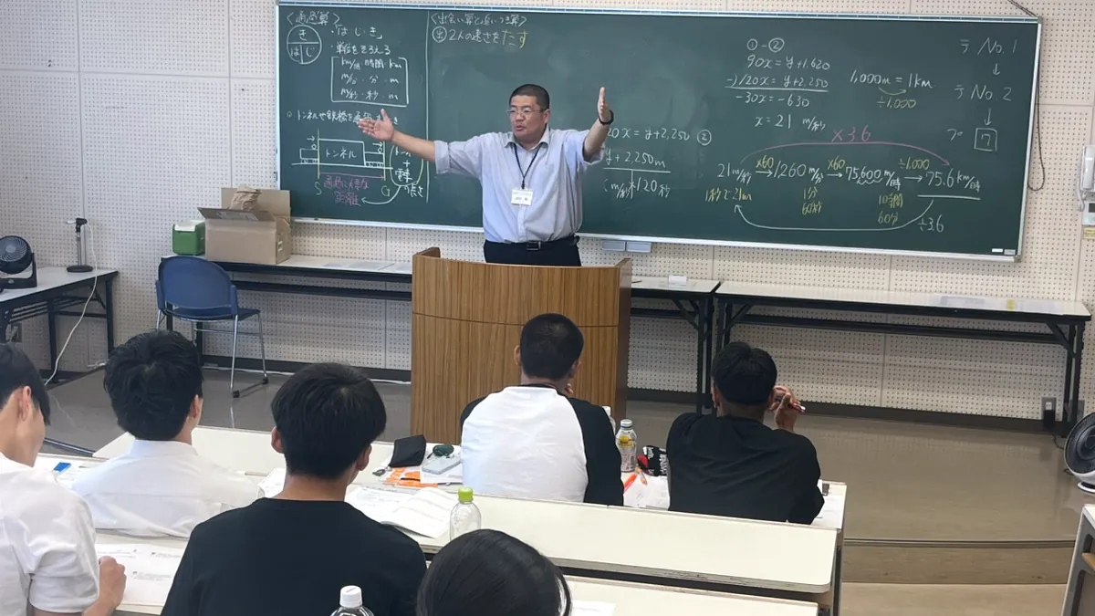 公務員を目指す学生を支える先生の姿