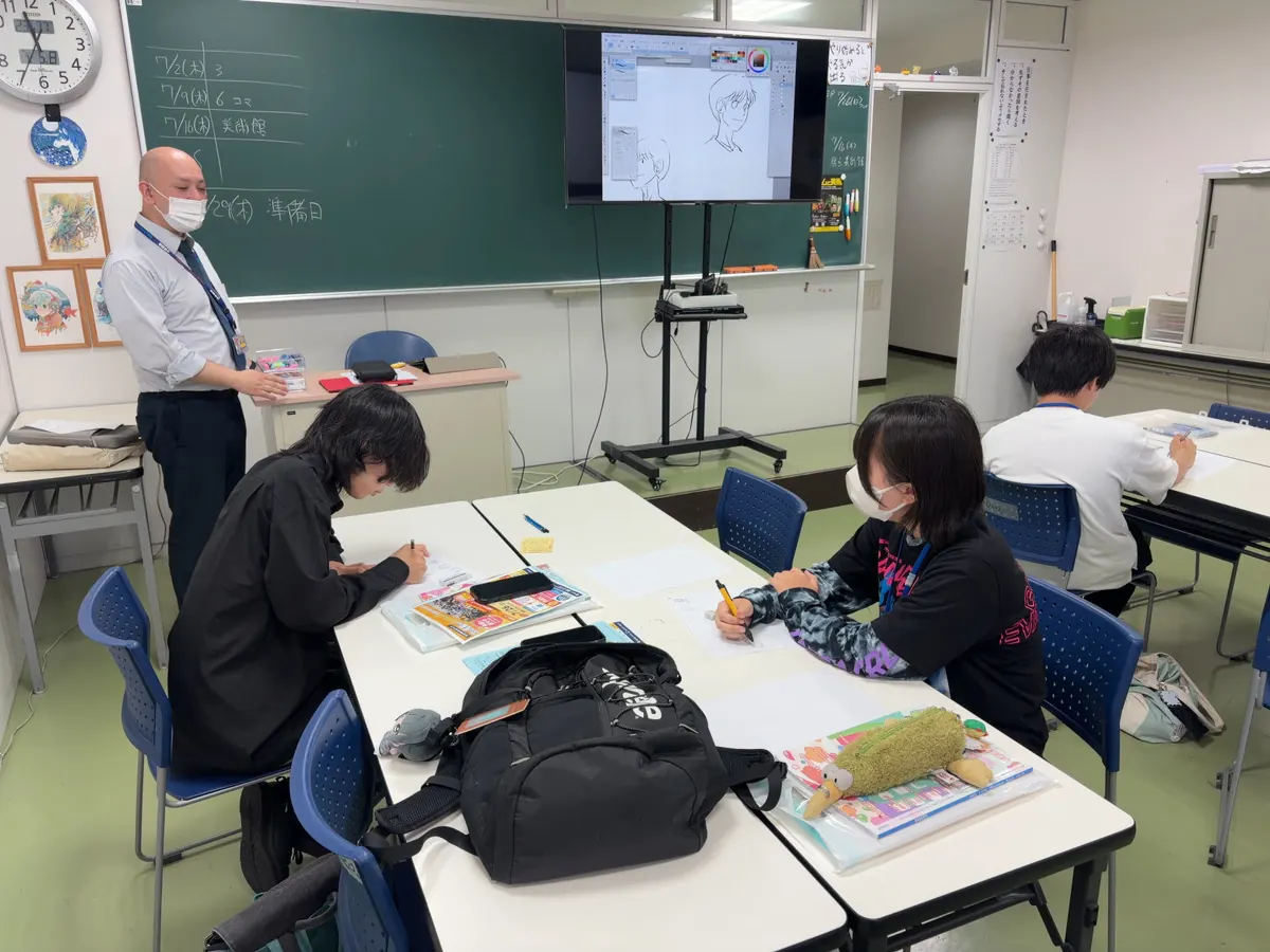 宇都宮アート＆スポーツ専門学校のオープンキャンパスでイラスト分野の体験授業を受ける様子