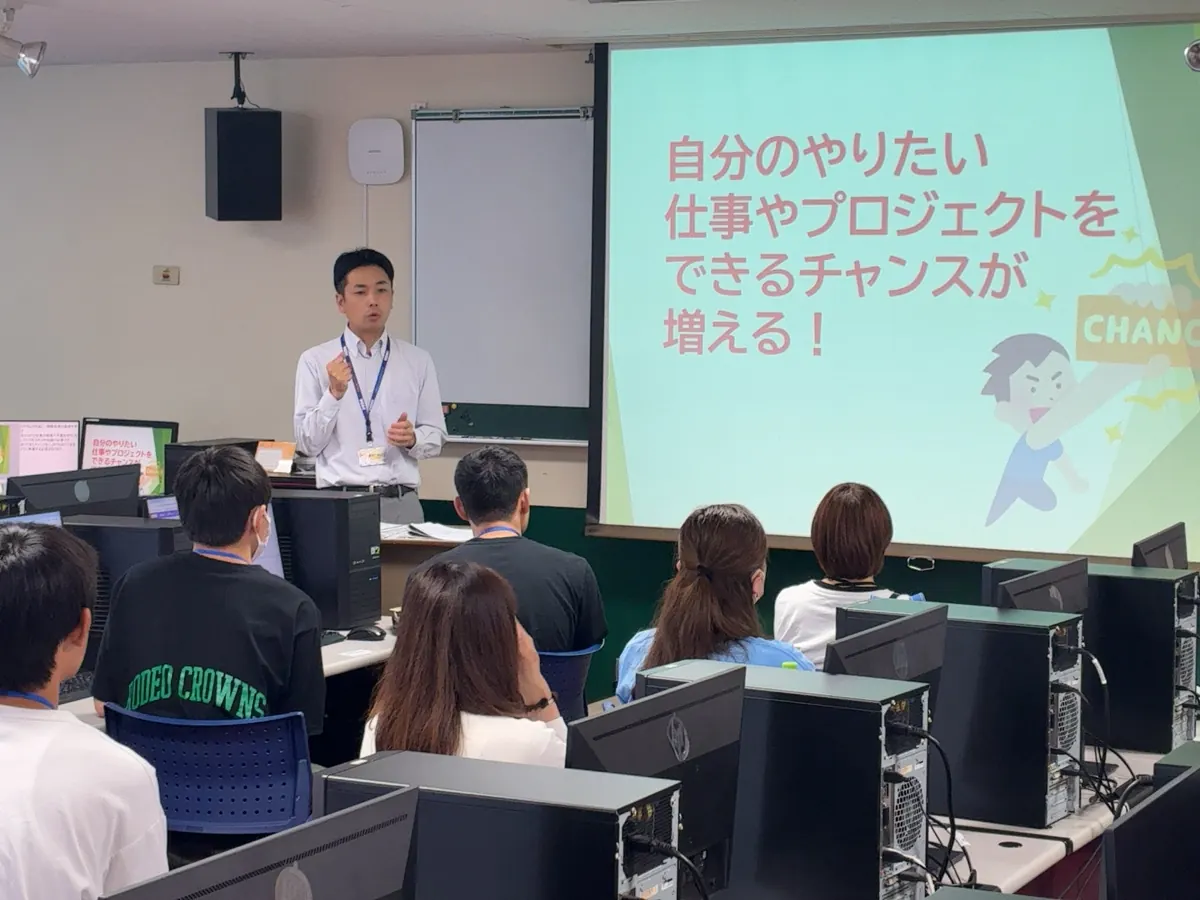 オープンキャンパスで説明を聞く参加者の様子