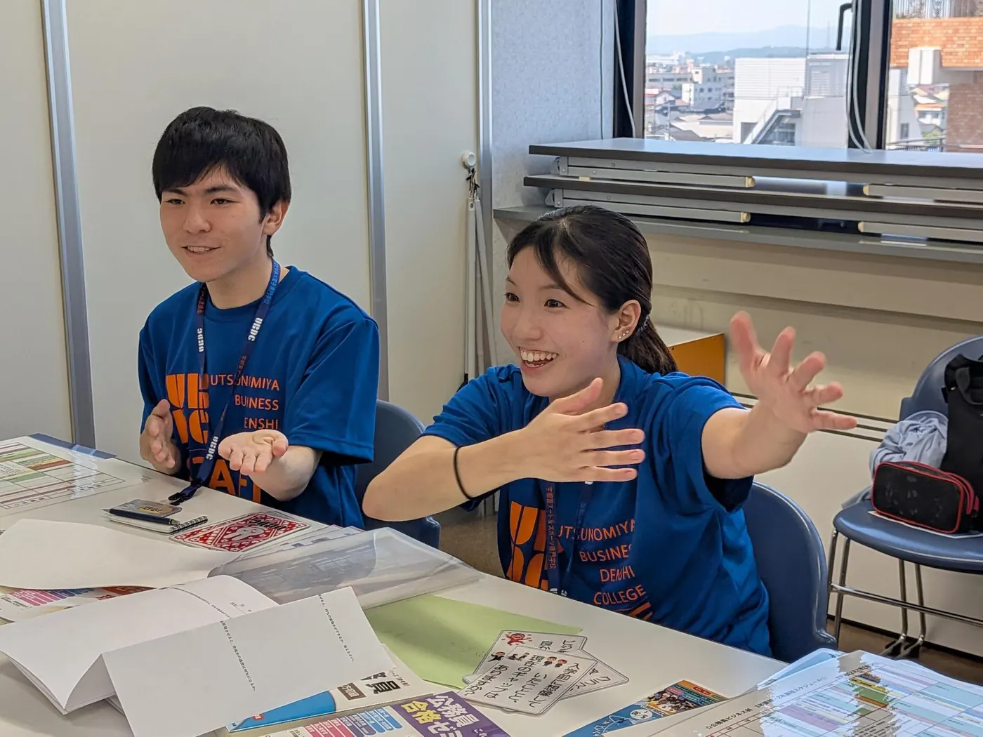 笑顔で高校生を迎えるビジ電の在校生スタッフ