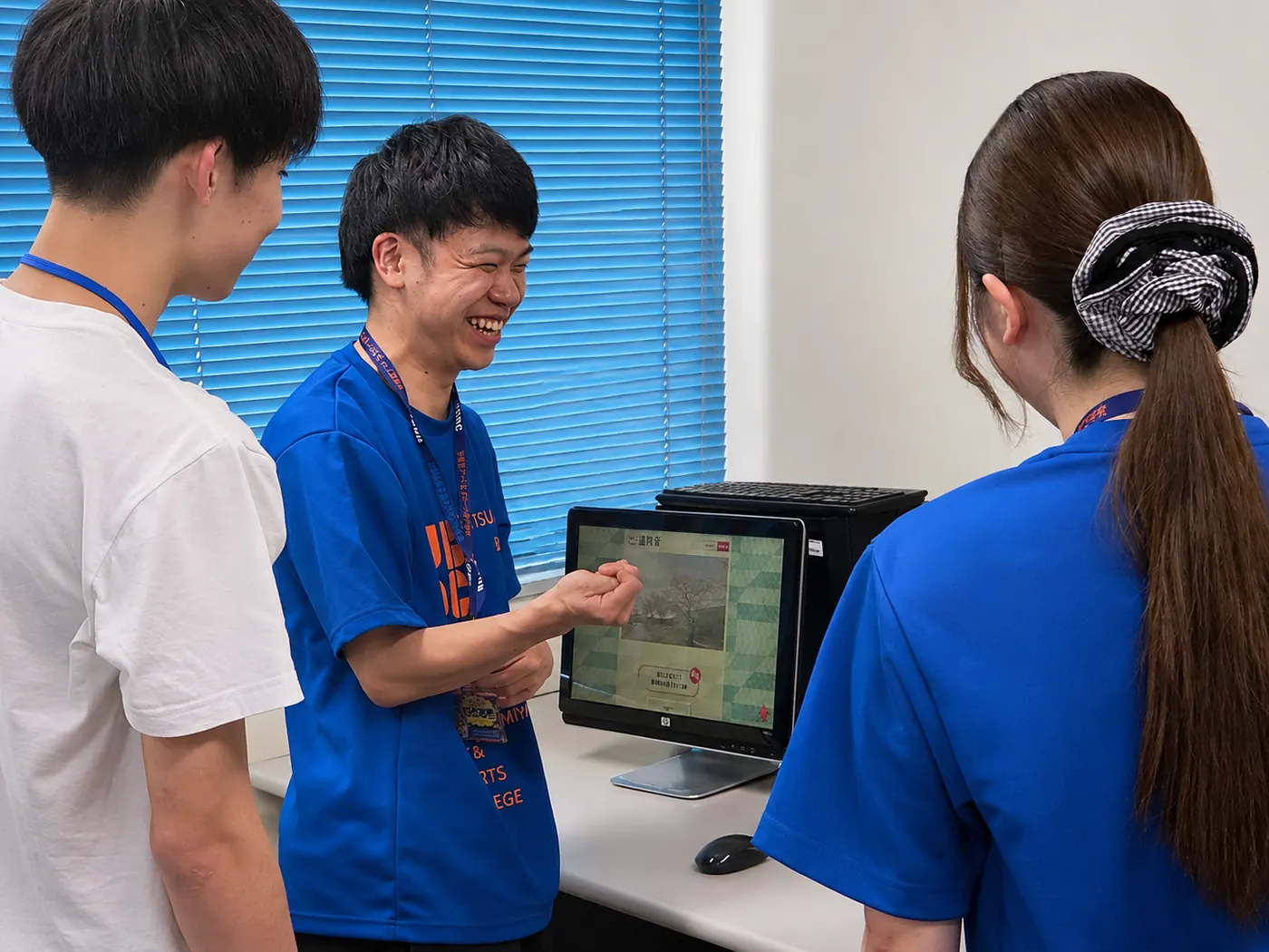 在校生が高校生と一緒に体験しながら話している様子