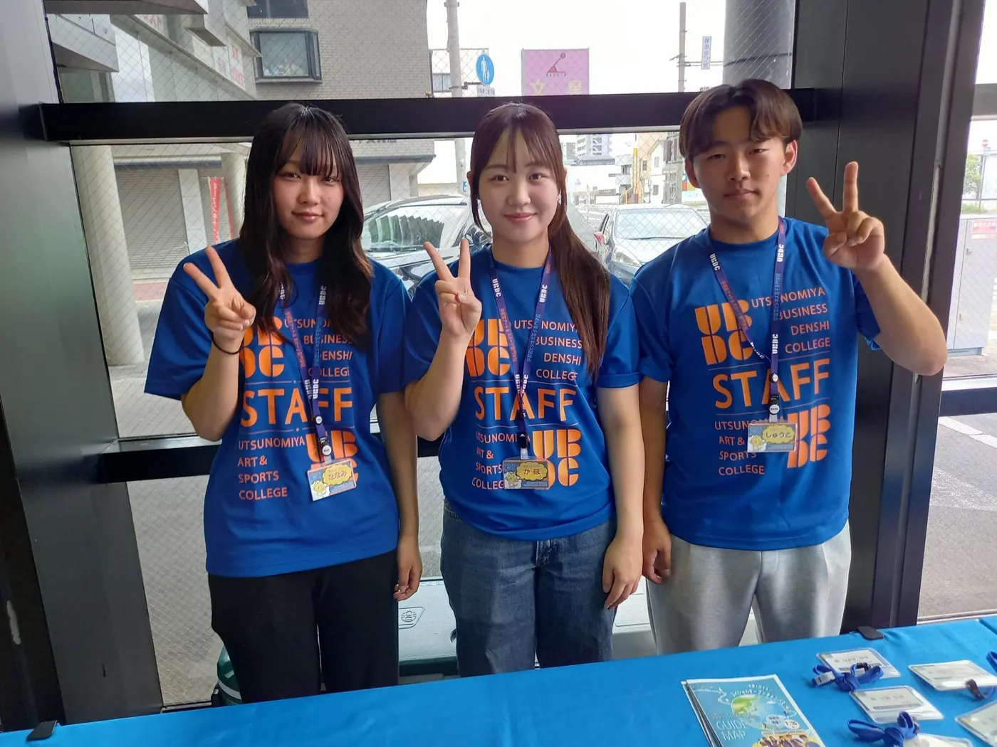 ビジ電の学生スタッフが笑顔で参加者を迎える様子