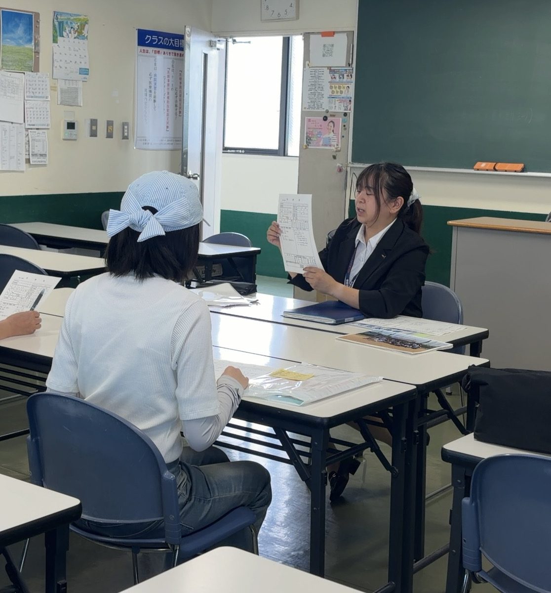 宇都宮ビジネス電子専門学校のオープンキャンパスで進路相談をしている様子