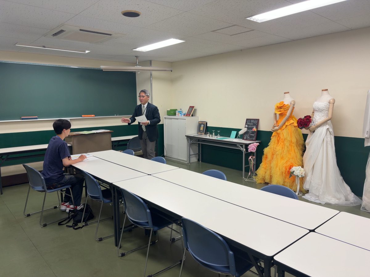 宇都宮ビジネス電子専門学校のオープンキャンパスで授業内容について説明を受けている様子