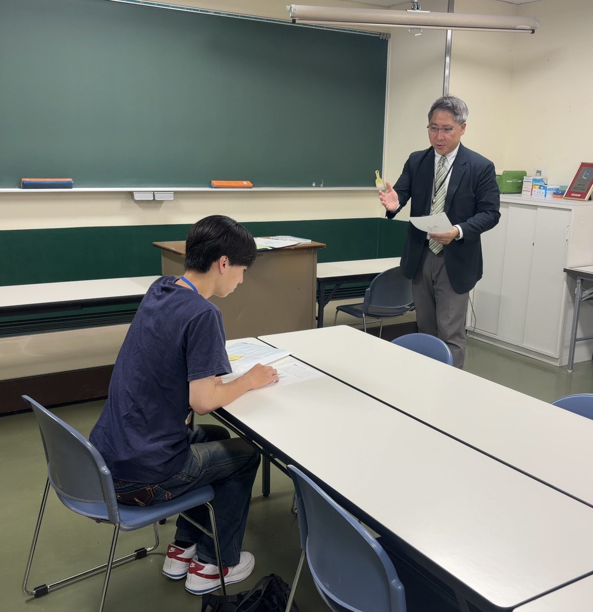 宇都宮ビジネス電子専門学校のオープンキャンパスで先生の説明を聞いている様子