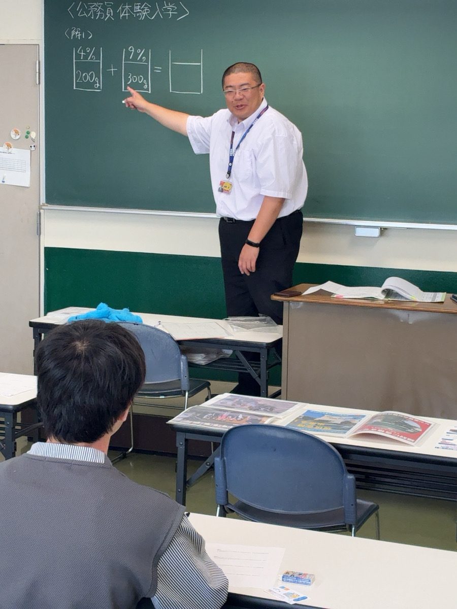 宇都宮ビジネス電子専門学校のオープンキャンパスで分野説明を受けている様子