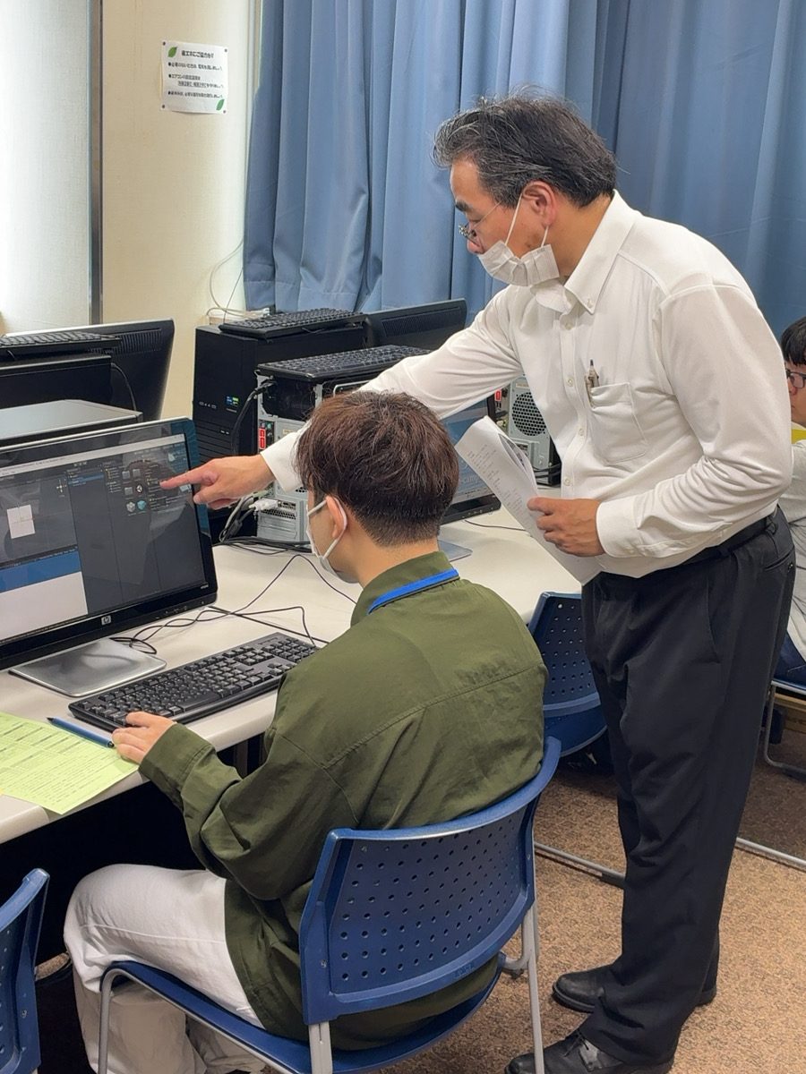 宇都宮ビジネス電子専門学校のオープンキャンパスでパソコンを使った体験授業を受けている様子