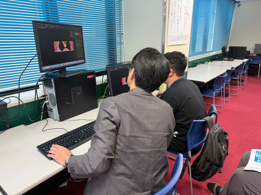宇都宮ビジネス電子専門学校のオープンキャンパスで先生が近くでサポートしている様子