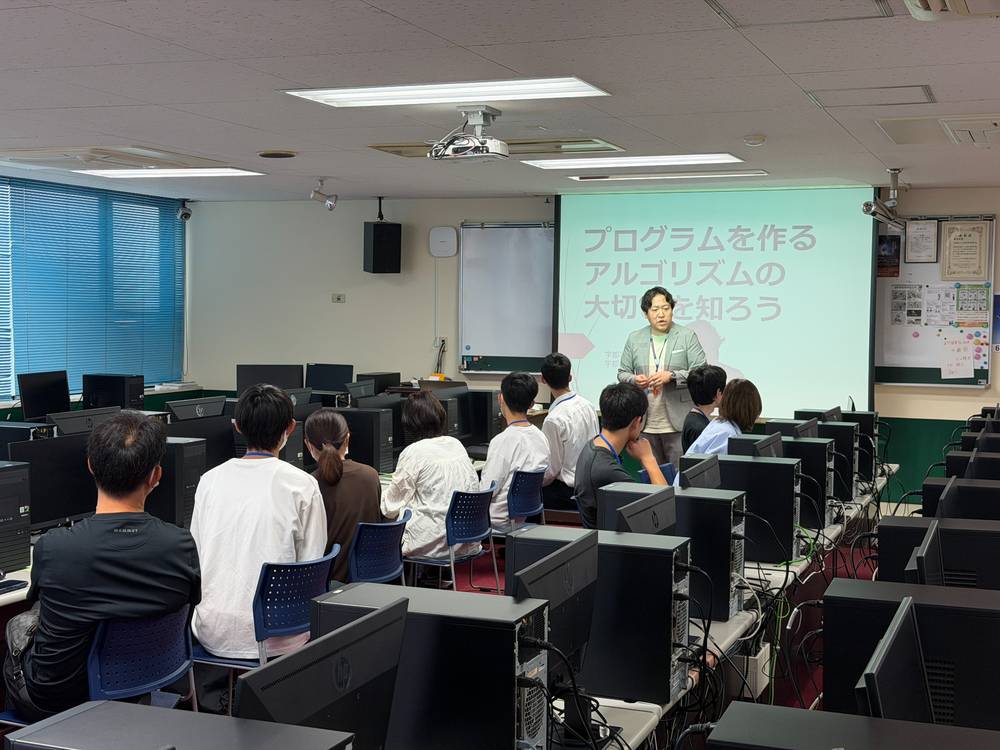宇都宮ビジネス電子専門学校のオープンキャンパスで体験授業を受けている様子